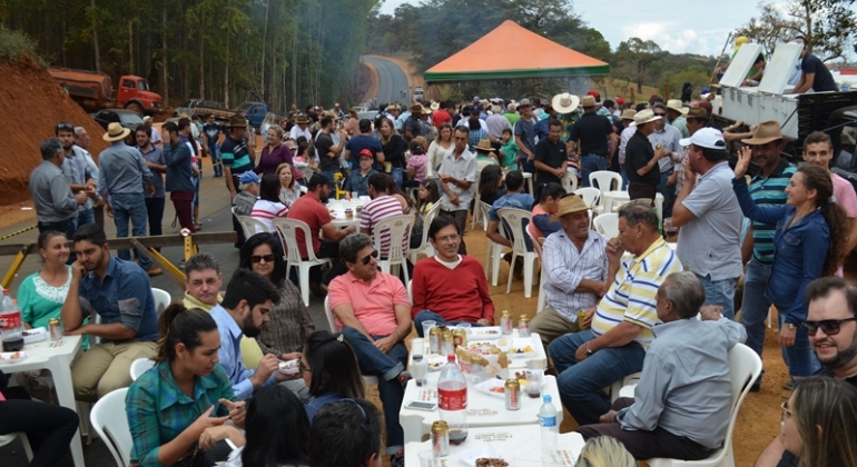 Fazendeiros de Lagoa Formosa organizam festa para comemorar chegada do asfalto na estrada de Monjolinho