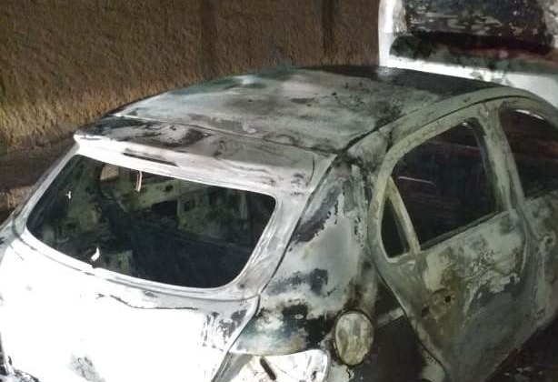 Homem incendeia carro da amásia na cidade de Patos de Minas