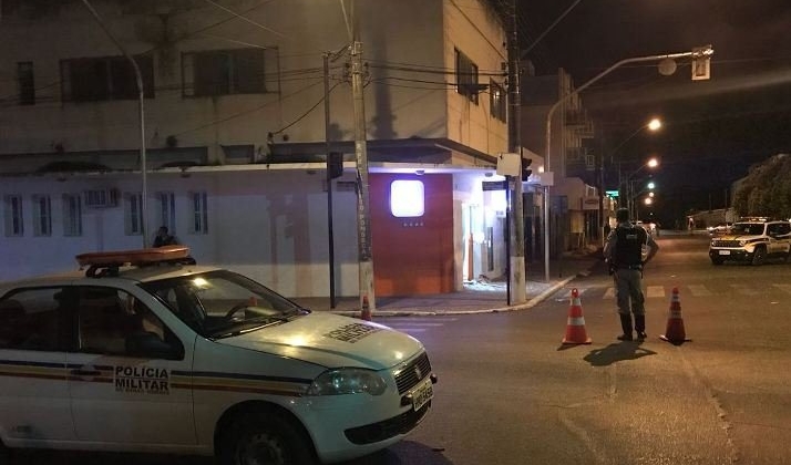 Bandidos explodem caixas eletrônicos de agência do Itaú em Presidente Olegário