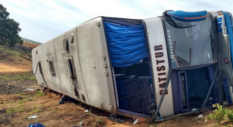 Ônibus sofre acidente e deixa 29 pessoas feridas na BR-365 próximo a Monte Carmelo