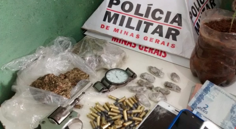 Operação da Polícia Militar apreende drogas e dinheiro na cidade de Patos de Minas
