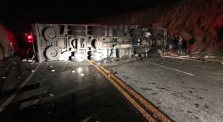 Caminhoneiro fica preso às ferragens após tombar caminhão na Curva da Catiara