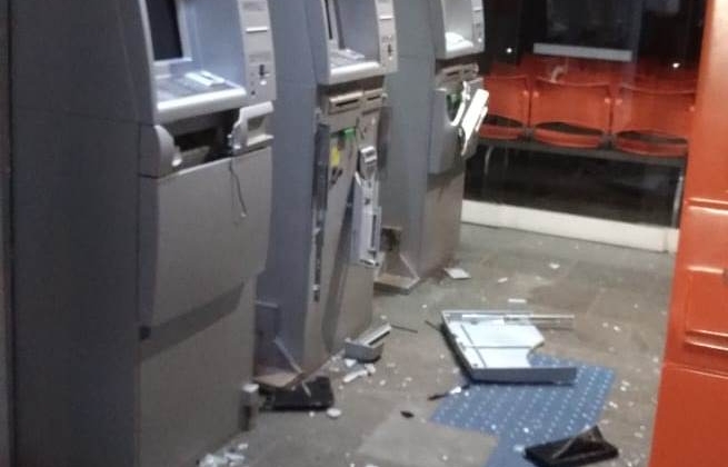 Bandidos tentam explodir agências bancárias da cidade de Tiros Bandidos tentam explodir agências bancárias da cidade de Tiros
