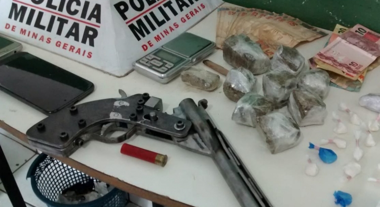 Polícia Militar cumpre mandado e prende casal com arma e drogas em Patos de Minas