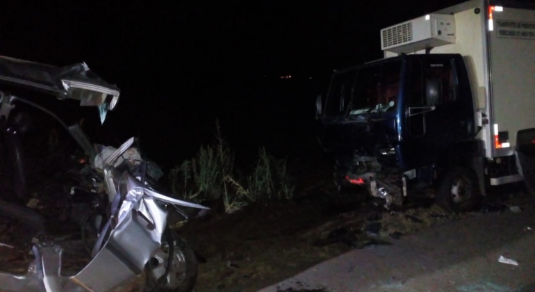 Colisão frontal entre caminhão e automóvel na MG 230 deixa várias pessoas feridas