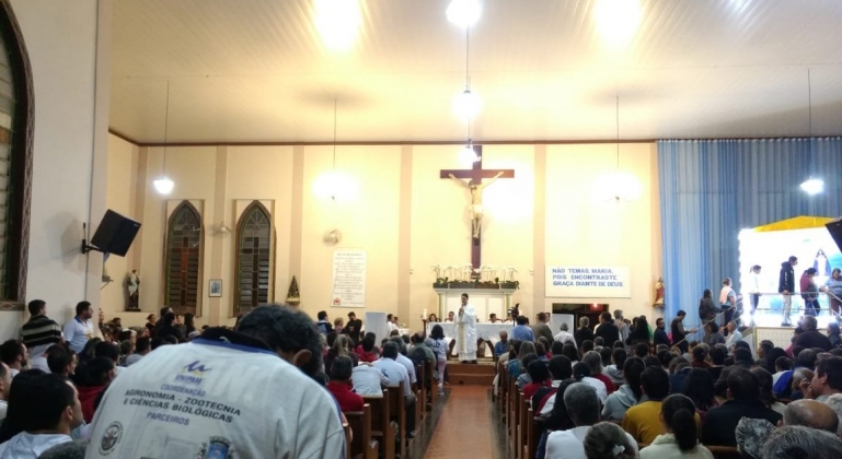 Fiéis lotam celebração no dia de Nossa Senhora da Abadia em Patos de Minas