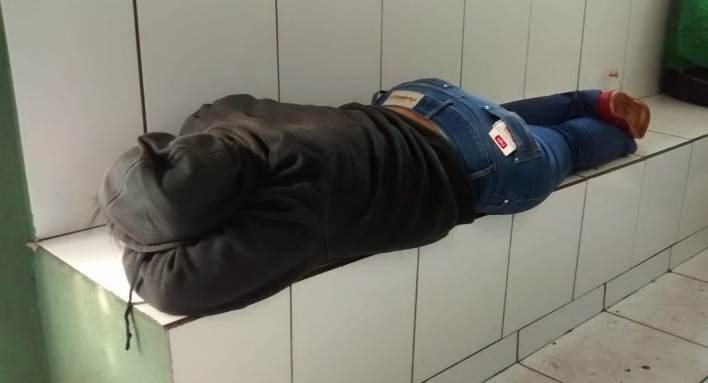 Mulher esfaqueia amásio em Patos de Minas após crise de ciúmes 