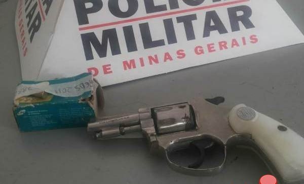 Idosa é levada para a delegacia após se desentender com vizinho e efetuar disparo para o alto Idosa é levada para a delegacia após se desentender com vizinho e efetuar disparo para o alto