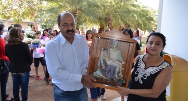 Imagem da padroeira de Lagoa Formosa visita escola André Coelho e Prefeitura Municipal