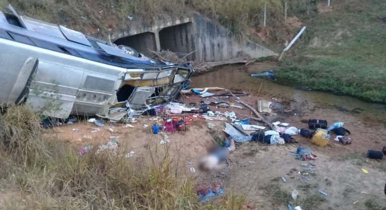 Ônibus cai em ribanceira e deixa mortos e feridos na BR-146 Ônibus cai em ribanceira e deixa mortos e feridos na BR-146
