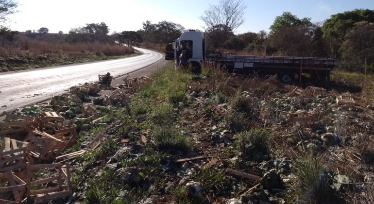 Caminhão carregado com repolho tomba na BR-354 próximo à ponte do córrego São Bartolomeu Caminhão carregado com repolho tomba na BR-354 próximo à ponte do córrego São Bartolomeu