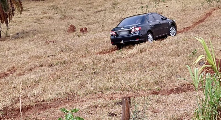 Veículo cai em ribanceira após condutora perder o controle direcional em Patos de Minas