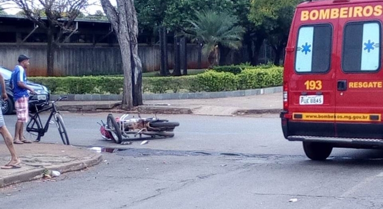 Motociclista fica ferida em acidente com automóvel na cidade de Patos de Minas