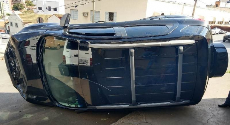 Acidente em Patos de Minas deixa veículo tombado no centro da cidade