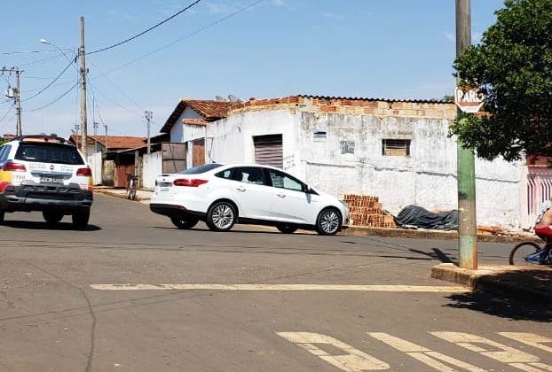 Motoqueiro de Lagoa Formosa avança para obrigatória é atingido por carro e fica gravemente ferido Motoqueiro de Lagoa Formosa avança para obrigatória é atingido por carro e fica gravemente ferido