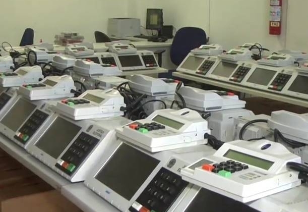 Há poucos dias para o segundo turno urnas eletrônicas são testadas em Patos de Minas