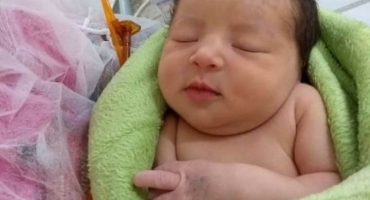 Bebê retirado da barriga da mãe de forma cruel em João Pinheiro recebe alta médica