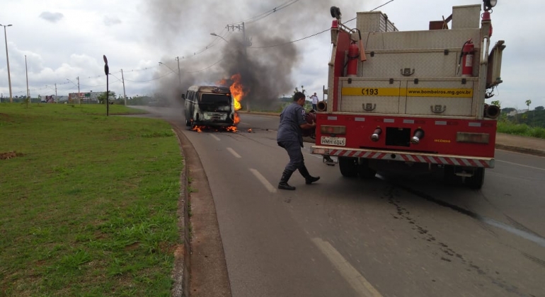 Fogo na Kombi: veículo se incendeia e fica praticamente destruído em Patos de Minas