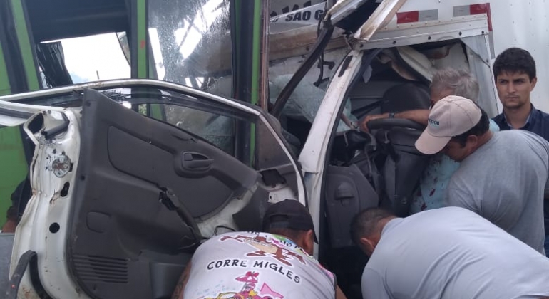 Colisão entre ônibus e caminhão deixa pelo menos 15 feridos na BR 354 em Rio Paranaíba