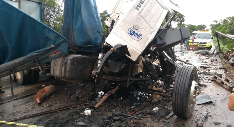 Motorista de Patos de Minas morre em acidente entre caminhão e carreta na BR 040