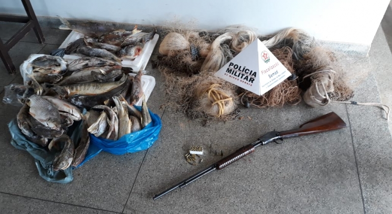 PM Ambiental aprende objetos utilizados pescados e encaminha suspeito para delegacia de polícia PM Ambiental aprende objetos utilizados pescados e encaminha suspeito para delegacia de polícia