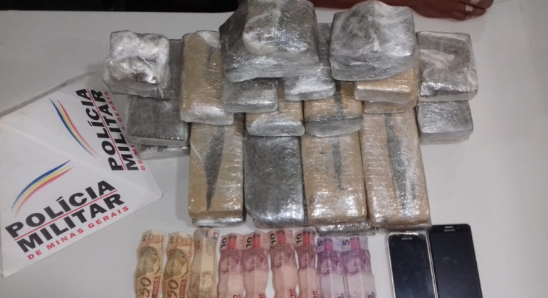 Garota é apreendida com cerca de 15 kg de maconha na rodoviária de São Gotardo Garota é apreendida com cerca de 15 kg de maconha na rodoviária de São Gotardo