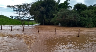 Córrego Babilônia transborda com as fortes chuvas que caíram em Lagoa Formosa nos últimos dias