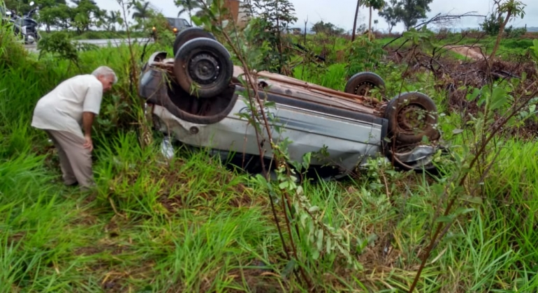 Motorista perde controle direcional e capota veículo na BR-354 próximo a Carmo do Paranaíba Motorista perde controle direcional e capota veículo na BR-354 próximo a Carmo do Paranaíba