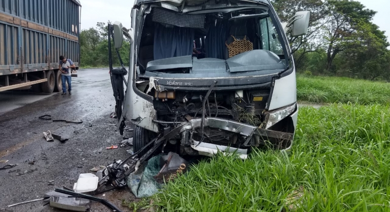 Ônibus da Prefeitura de João Pinheiro se envolve em acidente com carreta na BR-040 Ônibus da Prefeitura de João Pinheiro se envolve em acidente com carreta na BR-040