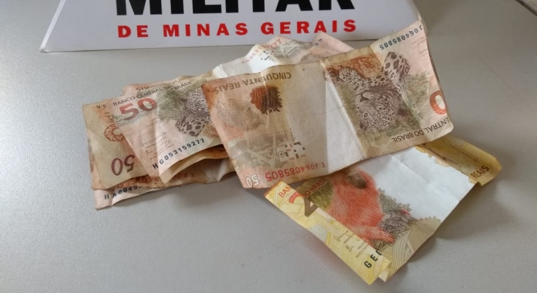Rapaz furta dinheiro de “amigo” em Carmo Paranaíba e acaba preso pela Policia Militar Rapaz furta dinheiro de “amigo” em Carmo Paranaíba e acaba preso pela Policia Militar