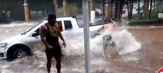 Temporal volta a castigar cidade de Patos de Minas Temporal volta a castigar cidade de Patos de Minas