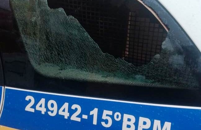 Morador de Lagoa Formosa tenta agredir militares e quebra viatura policial Morador de Lagoa Formosa tenta agredir militares e quebra viatura policial