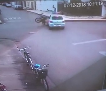 Motoqueiro de Lagoa Formosa atinge violentamente veículo que avançou parada obrigatória