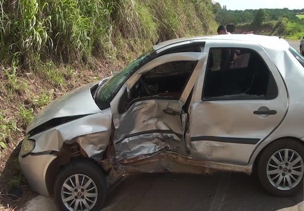 Motorista provoca acidente ao tentar cruzar a pista da rodovia 354 em Patos de Minas