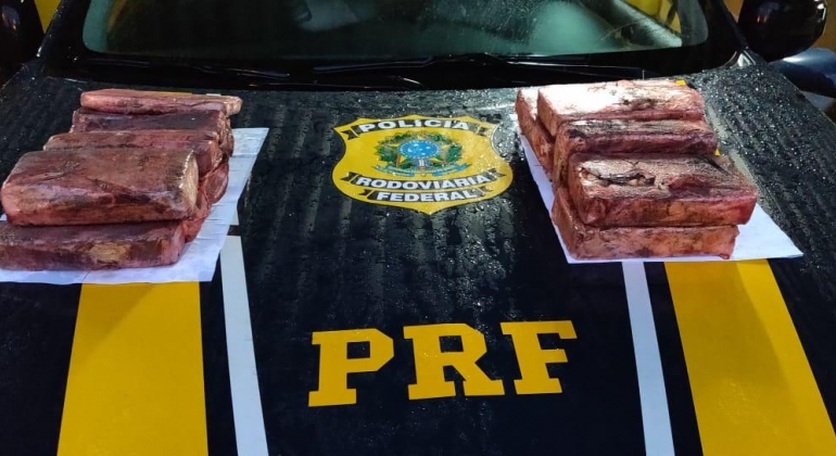 PRF de Patos de Minas aborda veículo e localiza 13 quilos de pasta base cocaína na BR 365