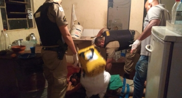 Agressores deixam faca cravada nas costas de homem na cidade de Carmo do Paranaíba Agressores deixam faca cravada nas costas de homem na cidade de Carmo do Paranaíba