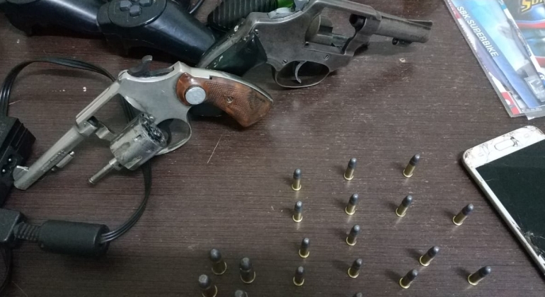 Polícia Militar de Presidente Olegário apreende armas de fogo com menores infratores Polícia Militar de Presidente Olegário apreende armas de fogo com menores infratores