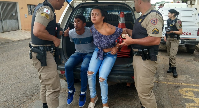 Casal é preso dentro de táxi em Patos de Minas com droga e arma de fogo 