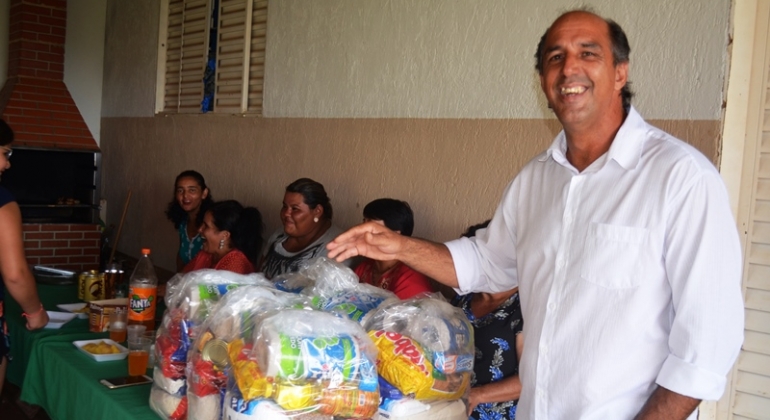 Vereador de Lagoa Formosa faz doação de cestas básicas a garis pelo segundo ano consecutivo