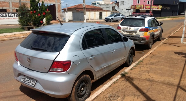 Polícia Militar de Rio Paranaíba prende foragidos da justiça e apreende veículo furtado Polícia Militar de Rio Paranaíba prende foragidos da justiça e apreende veículo furtado