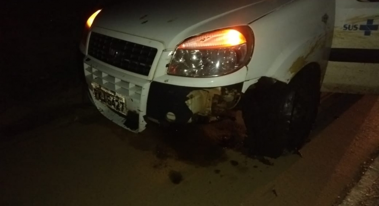 Ambulância de Presidente Olegário se envolve em acidente após atingir animal que havia sido atropelado na BR-354