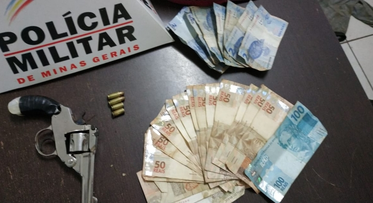 Polícia Militar apreende adolescentes por assalto a agência dos Correios de Presidente Olegário Polícia Militar apreende adolescentes por assalto a agência dos Correios de Presidente Olegário