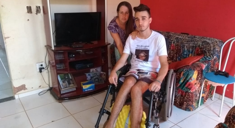 Jovem que perdeu movimentos das pernas depois de ser esfaqueado em Carmo do Paranaíba pede ajuda