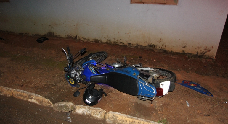Acidente entre carro e moto deixa rapaz gravemente ferido em Presidente Olegário