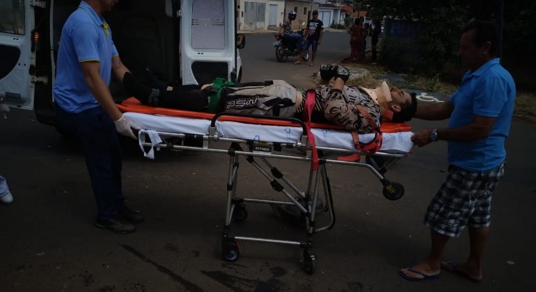 Motoqueiro é encaminhado para o Hospital após atingir caminhonete em Presidente Olegário Motoqueiro é encaminhado para o Hospital após atingir caminhonete em Presidente Olegário