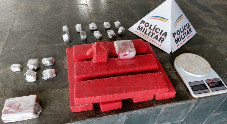 PM localiza grande quantidade de droga e cinco pessoas são detidas em Patos de Minas PM localiza grande quantidade de droga e cinco pessoas são detidas em Patos de Minas