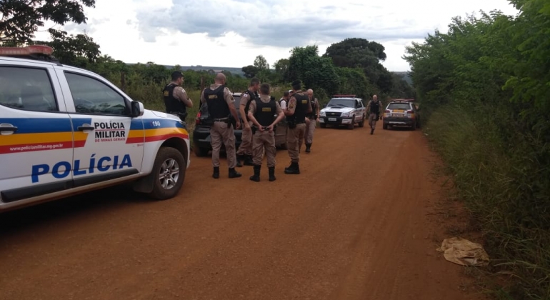 Carmo do Paranaíba: Indivíduo atira próximo a viatura policial foge e acaba preso escondido em pé de manga Carmo do Paranaíba: Indivíduo atira próximo a viatura policial foge e acaba preso escondido em pé de manga