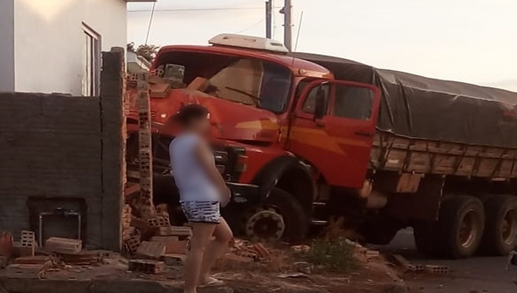 Caminhão perde o freio e bate em poste e duas residências no bairro Andorinhas Caminhão perde o freio e bate em poste e duas residências no bairro Andorinhas