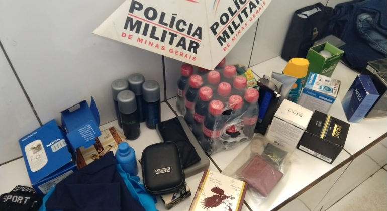 Usuário de drogas pede ajuda após ser preso furtando objetos em residência, veja vídeo Usuário de drogas pede ajuda após ser preso furtando objetos em residência, veja vídeo