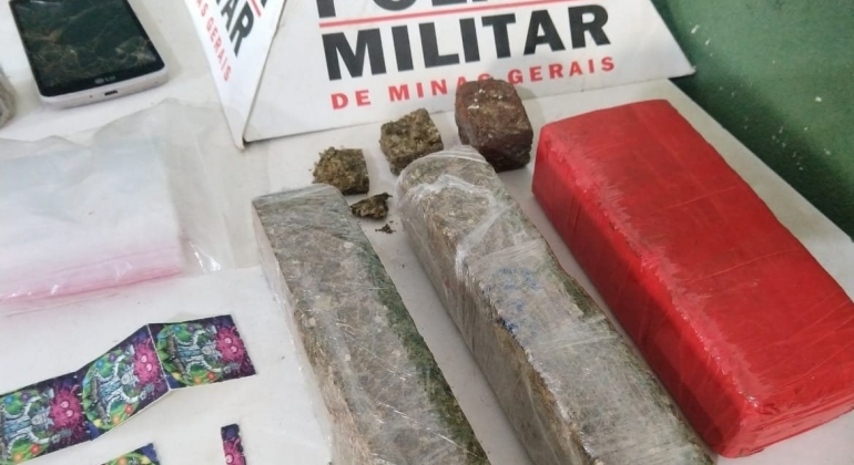 PM localiza centenas de pontos de LSD a aproxidamente 1 quilo de maconha em Patos de Minas PM localiza centenas de pontos de LSD a aproxidamente 1 quilo de maconha em Patos de Minas
